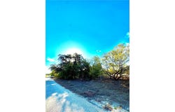 6052 TENNY CREEK RD, Luling, TX 78648