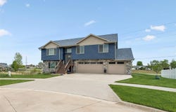 905 Carl Ct, Solon, IA 52333