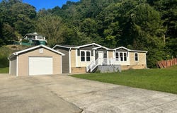 3084 Left Fork Maces Creek Rd, Viper, KY 41774