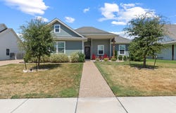 805 Forward Pass Drive, Hewitt, TX 76643
