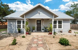 507 Hayden, Devine, TX 78016