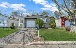 191 Village Circle W, Manorville, NY 11949
