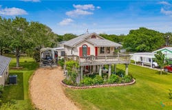 205 E Bay Avenue, Seadrift, TX 77983