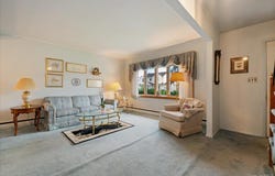11 Hastings Lane, Hicksville, NY 11801