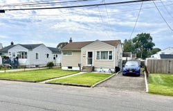 593 N Monroe Ave, Lindenhurst, NY 11757