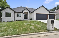 306 Park Cir, Sparta, MO 65753