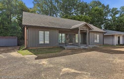 8 Lakeland Circle, Jackson, MS 39216