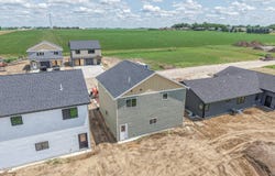 2105 Elm St, Hull, IA 51239