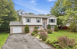 1216 Glade Drive, Long Pond, PA 18334