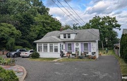 20 N Farview Ave, Paramus Boro, NJ 07652-2702