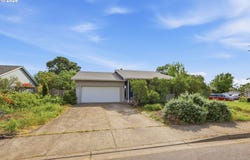 730 N 9TH St, Harrisburg, OR 97446