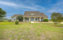 2048 E MARTINDALE RD, Seguin, TX 78155