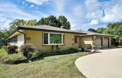 132 S Staffire Drives, Schaumburg, IL 60193