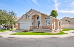 446 E GREEN HAVEN Dr S, Midvale, UT 84047
