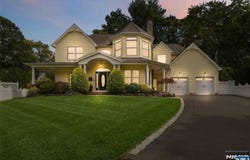15 Chapel Place, Wayne, NJ 07470