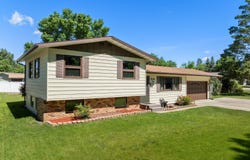 10 22nd St SW, Minot, ND 58701