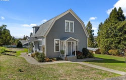 215 SE 5TH St, Oakland, OR 97462