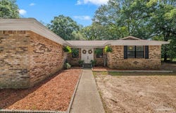 6020 Oakwood Dr, Milton, FL 32570
