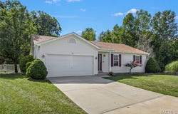 10 Bridle Spur Ct, Wright City, MO 63390
