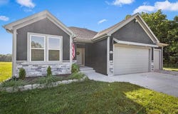20196 207th Street, Tonganoxie, KS 66086