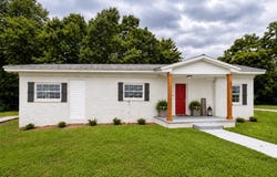 200 Cable St, Headland, AL 36345