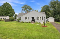 12 Park Ave, Holyoke, MA 01040
