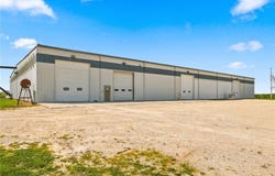 1004 Grant St, Manchester, IA 52057