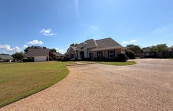915 Shumard Oak Dr, Saltillo, MS 38866