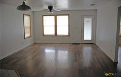 633 S Commerce Street, Lockhart, TX 78644
