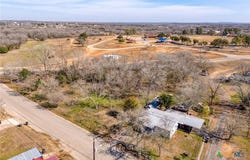 1018 N Hackberry Avenue, Luling, TX 78648