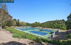 671 Ironbark Cir, Orinda, CA 94563