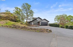 72 BLUFF Rd, Kelso, WA 98626