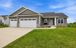 425 Dutch Drive, Robins, IA 52328
