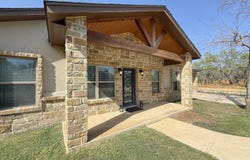 300 BLUEBONNET AVE, Devine, TX 78016