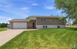 400 Sunrise Cir, Garretson, SD 57030
