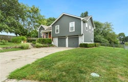 906 Fairview Circle, Pleasant Hill, MO 64080