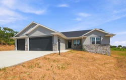 587 Emerald Isle Ct, Wrightstown, WI 54180