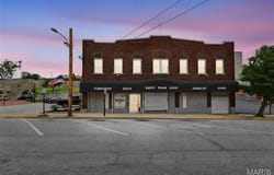 208 E Broadway, Alton, IL 62002
