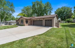 5205 W 37th St, Sioux Falls, SD 57106-1119