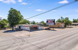 1022 N Main St, Taylor, TX 76574