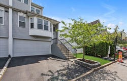 7 Eastern Drive, New Hyde Park, NY 11040