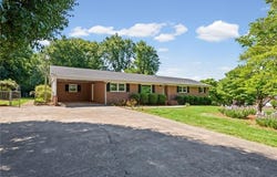 6595 Rollingwood Drive, Clemmons, NC 27012