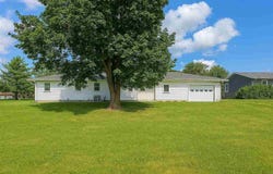 907 McKinley Ave, Lowden, IA 52255