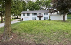 406 Cove Rd, Golden Eagle, IL 62036