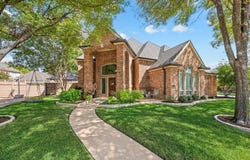 2736 Woodbridge Drive, Hurst, TX 76054
