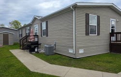 25791 Hanover Dr, Flat Rock, MI 48134