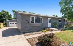 3712 S Hawthorne Ave, Sioux Falls, SD 57105