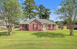13973 Guy St, Walker, LA 70785