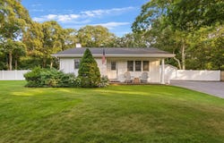 81 S COUNTRY RD, Westhampton Beach, NY 11978