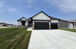 1043 Tuscan Trail, Hickman, NE 68372